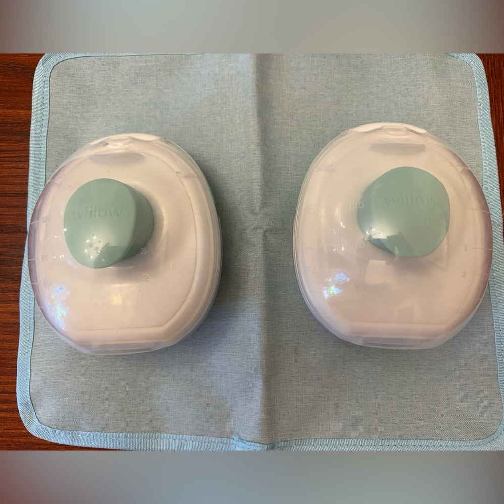Gently used Willow Go Pump and Storage Bag